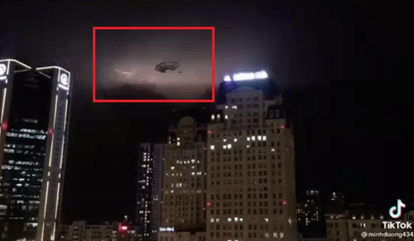Săn sét giữa cơn mưa lớn ở Hà Nội, người đàn ông vô tình chạm mặt UFO? 2 Săn sét giữa cơn mưa lớn ở Hà Nội, người đàn ông vô tình chạm mặt UFO? 2