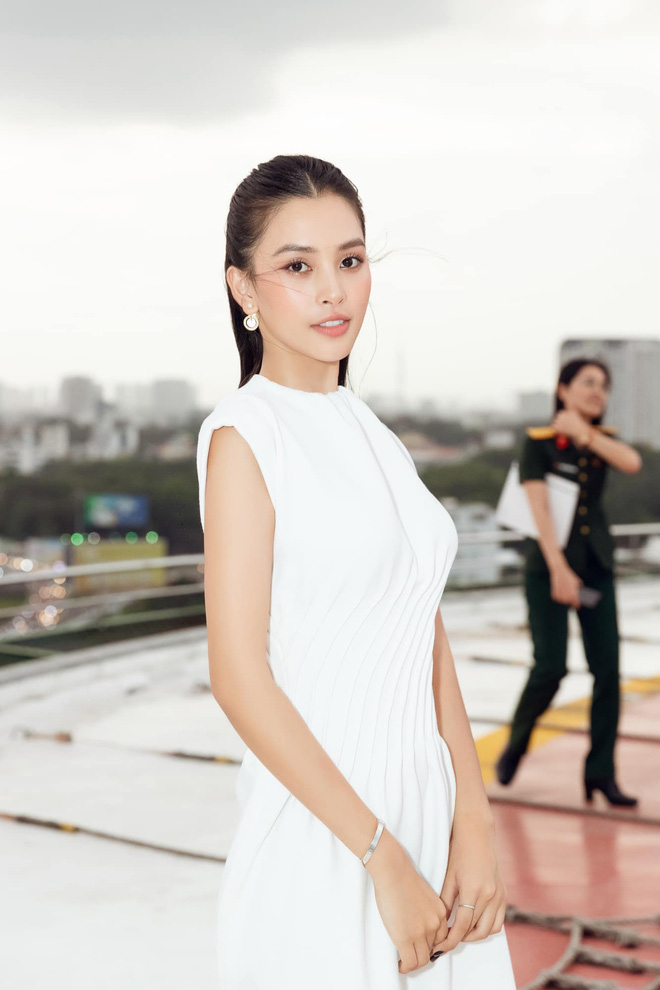 Tiểu Vy bắt trend biến hình, chiếc khăn tắm mỏng manh khiến người xem 'đứng hình' 3 Tiểu Vy bắt trend biến hình, chiếc khăn tắm mỏng manh khiến người xem 'đứng hình' 3