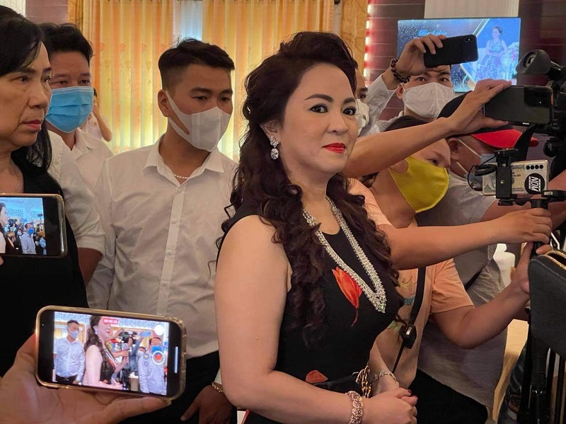 Facebook của Vy Oanh bất ngờ biến mất sau khi bị bà Phương Hằng muốn lôi hết dĩ vãng ra để kể 3