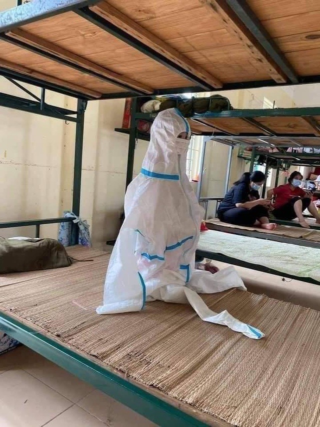 Em bé đi cách ly 'bơi' trong bộ đồ bảo hộ rộng thùng thình, ai nấy nhìn đều xót xa 2 Em bé đi cách ly 'bơi' trong bộ đồ bảo hộ rộng thùng thình, ai nấy nhìn đều xót xa 2