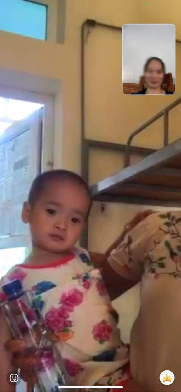 Người thân cô bé 'bơi' trong bộ đồ bảo hộ khi đi cách ly: Lúc lên ô tô vui lắm, đến hôm sau chỉ khóc ngặt đòi về nhà 5 Người thân cô bé 'bơi' trong bộ đồ bảo hộ khi đi cách ly: Lúc lên ô tô vui lắm, đến hôm sau chỉ khóc ngặt đòi về nhà 5