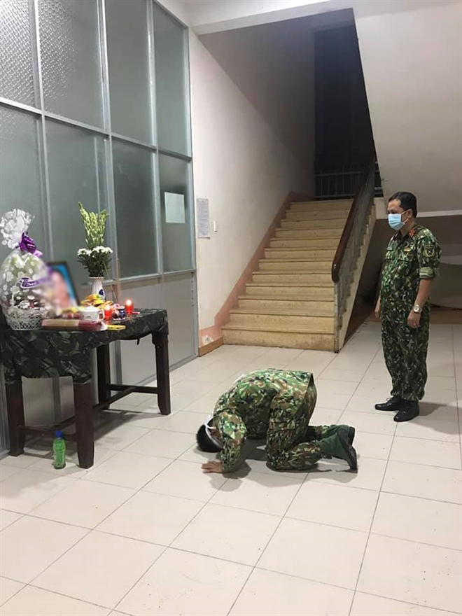 Danh tính chiến sỹ nuốt nước mắt chịu tang mẹ trong khu cách ly: Hơn một năm rưỡi chưa được gặp mẹ 2 Danh tính chiến sỹ nuốt nước mắt chịu tang mẹ trong khu cách ly: Hơn một năm rưỡi chưa được gặp mẹ 2