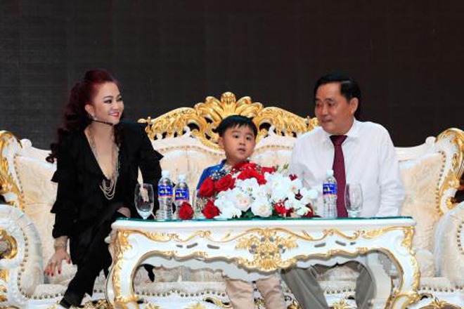 Quý tử nhà bà Phương Hằng hưởng khoản thừa kế chục nghìn tỷ, bố mẹ đại gia nhưng cách dạy con thực sự đáng nể 4 Quý tử nhà bà Phương Hằng hưởng khoản thừa kế chục nghìn tỷ, bố mẹ đại gia nhưng cách dạy con thực sự đáng nể 4