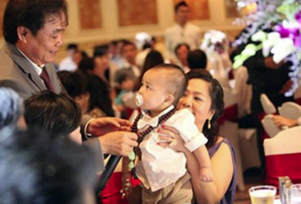 Quý tử nhà bà Phương Hằng hưởng khoản thừa kế chục nghìn tỷ, bố mẹ đại gia nhưng cách dạy con thực sự đáng nể 2 Quý tử nhà bà Phương Hằng hưởng khoản thừa kế chục nghìn tỷ, bố mẹ đại gia nhưng cách dạy con thực sự đáng nể 2