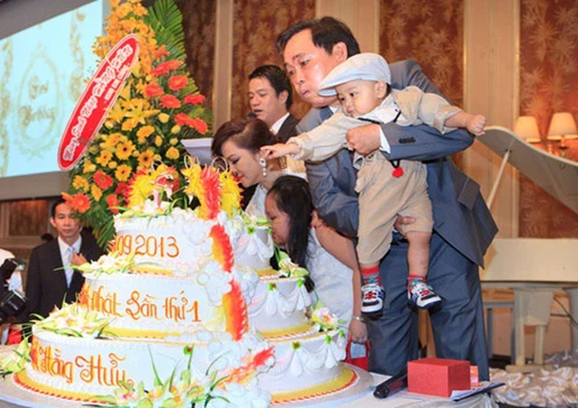 Quý tử nhà bà Phương Hằng hưởng khoản thừa kế chục nghìn tỷ, bố mẹ đại gia nhưng cách dạy con thực sự đáng nể 3 Quý tử nhà bà Phương Hằng hưởng khoản thừa kế chục nghìn tỷ, bố mẹ đại gia nhưng cách dạy con thực sự đáng nể 3