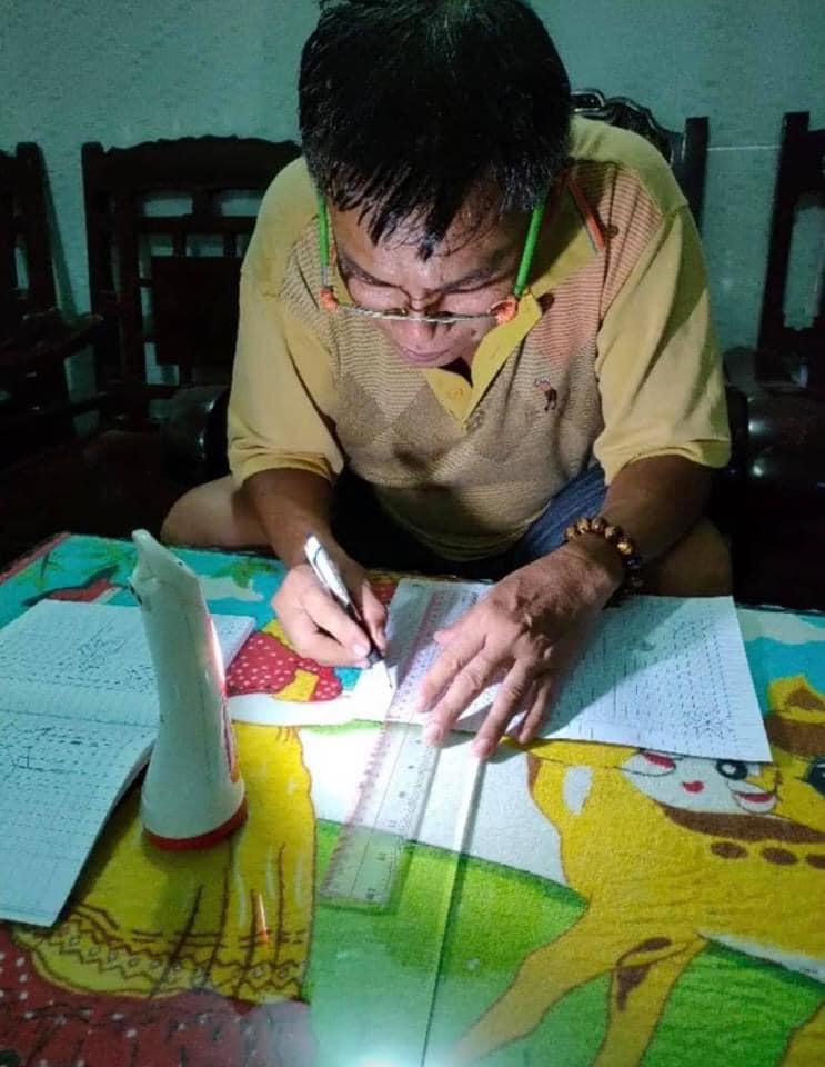 Thấy cháu không có giấy khen, ông nội lọ mọ làm tấm bằng khen giá trị nhất cuộc đời 2 Thấy cháu không có giấy khen, ông nội lọ mọ làm tấm bằng khen giá trị nhất cuộc đời 2