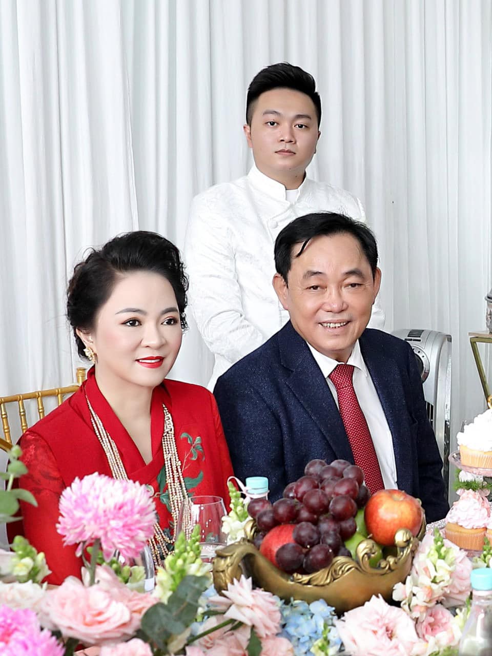Bà Phương Hằng tiết lộ góc khuất trong hôn nhân 15 năm với ông Dũng 'lò vôi' 3 Bà Phương Hằng tiết lộ góc khuất trong hôn nhân 15 năm với ông Dũng 'lò vôi' 3