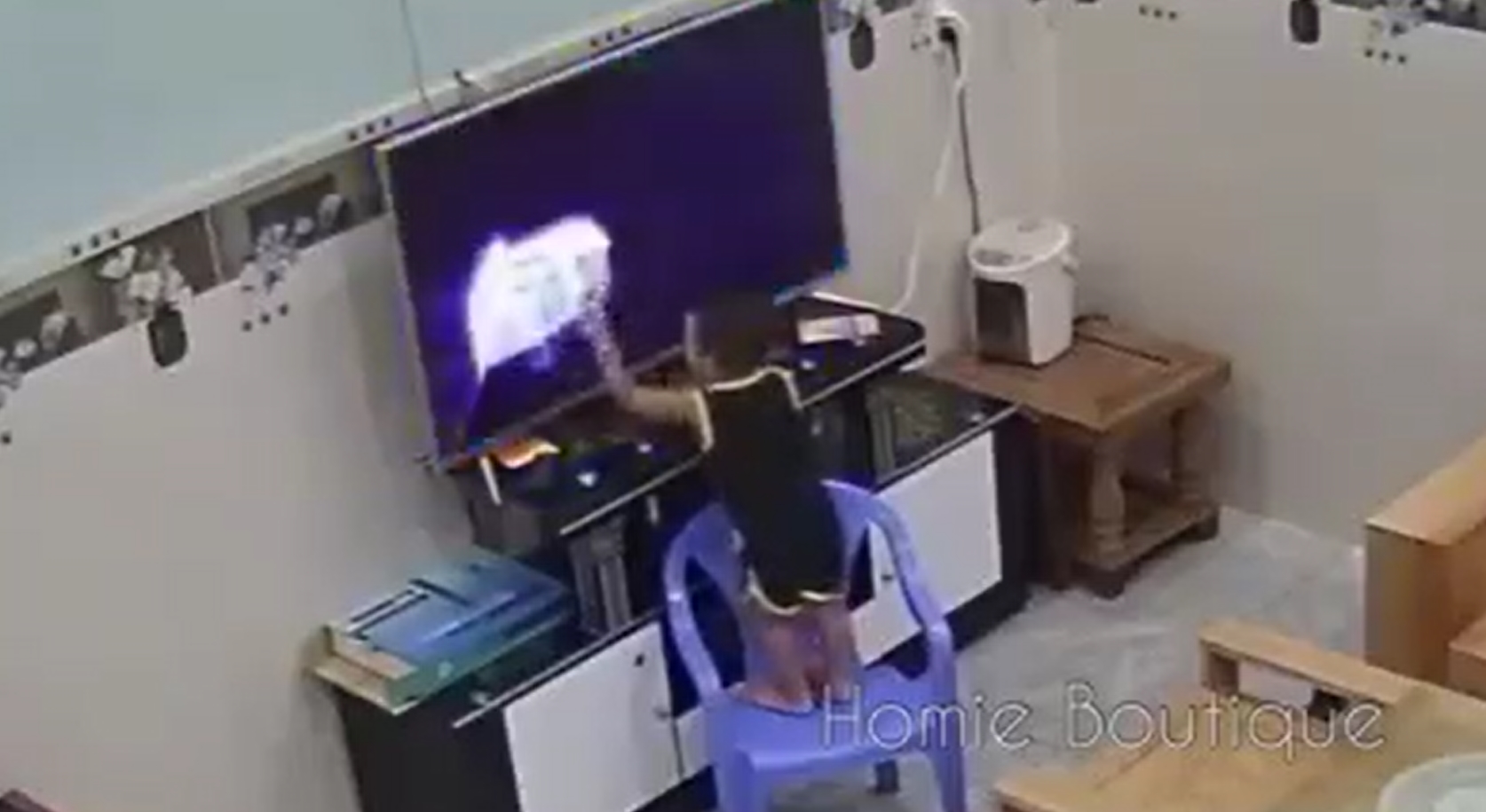 Bé trai hai lần khiến phụ huynh phải thay TV mới trong 2 tháng: Bố mẹ xem camera chỉ biết kêu trời 2 Bé trai hai lần khiến phụ huynh phải thay TV mới trong 2 tháng: Bố mẹ xem camera chỉ biết kêu trời 2