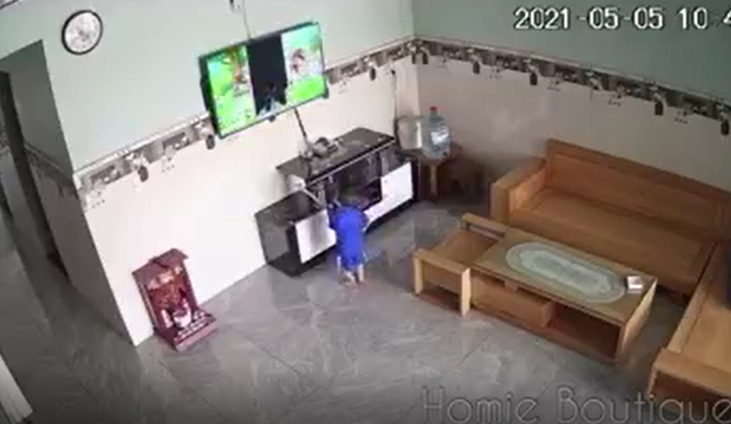 Bé trai hai lần khiến phụ huynh phải thay TV mới trong 2 tháng: Bố mẹ xem camera chỉ biết kêu trời 5 Bé trai hai lần khiến phụ huynh phải thay TV mới trong 2 tháng: Bố mẹ xem camera chỉ biết kêu trời 5
