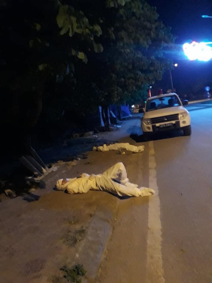 Chiến sĩ áo trắng chống dịch Covid-19 nằm vật bên vệ đường: Chỉ mong được ngủ 15 phút rồi lại tiếp tục hành trình 2