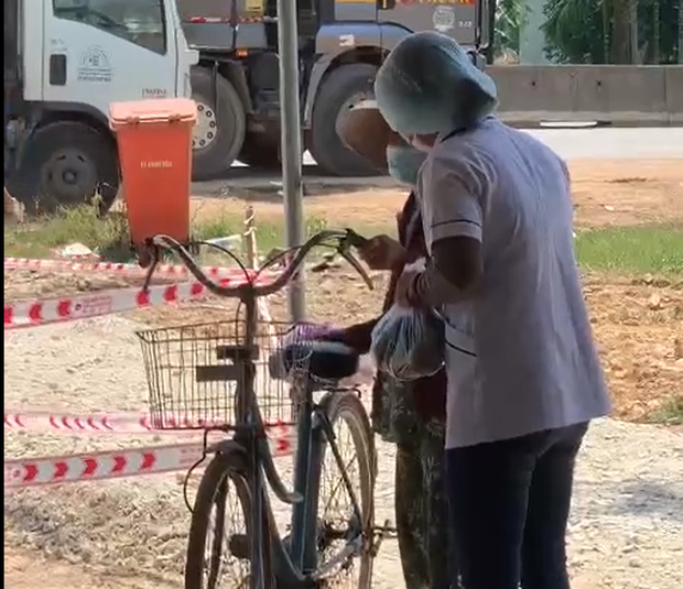 Giữa trưa, bà cụ 87 tuổi đội nắng đạp xe chở nước tặng cán bộ tuyến đầu chống dịch 2 Giữa trưa, bà cụ 87 tuổi đội nắng đạp xe chở nước tặng cán bộ tuyến đầu chống dịch 2