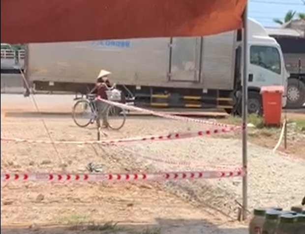 Giữa trưa, bà cụ 87 tuổi đội nắng đạp xe chở nước tặng cán bộ tuyến đầu chống dịch 1 Giữa trưa, bà cụ 87 tuổi đội nắng đạp xe chở nước tặng cán bộ tuyến đầu chống dịch 1
