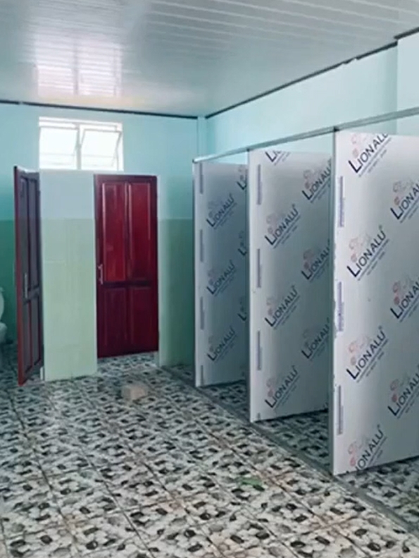 Nữ tiếp viên chê khu cách ly đơn sơ, than phiền làm F1 bị mất quyền tự do khiến dân tình rất tức giận. Ảnh chụp từ clip Nữ tiếp viên chê khu cách ly đơn sơ, than phiền làm F1 bị mất quyền tự do khiến dân tình rất tức giận. Ảnh chụp từ clip