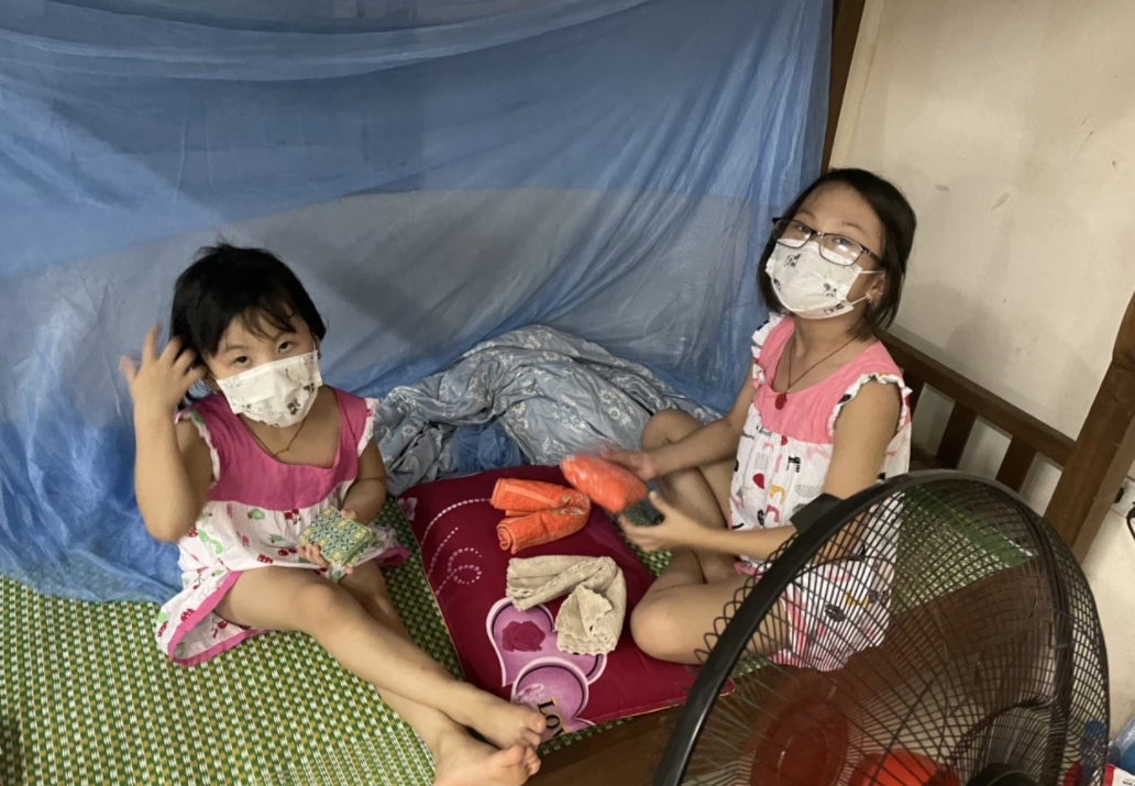 Bố qua đời, mẹ và anh trai cũng nhiễm Covid-19: Hai bé gái tự nương tựa vào nhau trong khu cách ly 5 Bố qua đời, mẹ và anh trai cũng nhiễm Covid-19: Hai bé gái tự nương tựa vào nhau trong khu cách ly 5