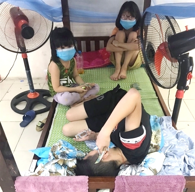 Bố qua đời, mẹ và anh trai cũng nhiễm Covid-19: Hai bé gái tự nương tựa vào nhau trong khu cách ly 3 Bố qua đời, mẹ và anh trai cũng nhiễm Covid-19: Hai bé gái tự nương tựa vào nhau trong khu cách ly 3