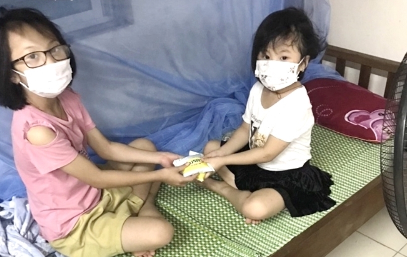 Bố qua đời, mẹ và anh trai cũng nhiễm Covid-19: Hai bé gái tự nương tựa vào nhau trong khu cách ly 2 Bố qua đời, mẹ và anh trai cũng nhiễm Covid-19: Hai bé gái tự nương tựa vào nhau trong khu cách ly 2