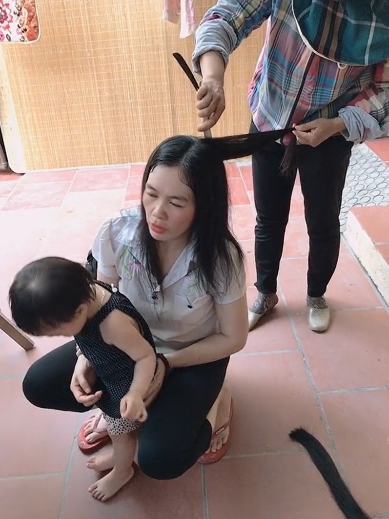 Không có tiền mua sữa cho con, người mẹ bán bộ tóc đổi lấy 500 ngàn để con được no đủ 1 Không có tiền mua sữa cho con, người mẹ bán bộ tóc đổi lấy 500 ngàn để con được no đủ 1