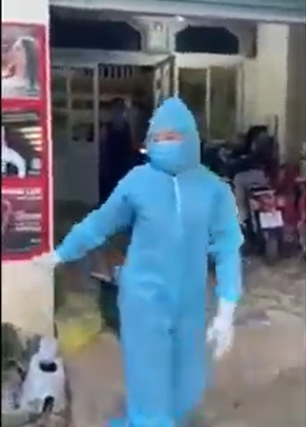 Nam thanh niên cùng mẹ đuổi nhân viên y tế lấy mẫu xét nghiệm Covid-19: Xuất hiện đoạn kết khi lực lượng chức năng đến tận nhà 1 Nam thanh niên cùng mẹ đuổi nhân viên y tế lấy mẫu xét nghiệm Covid-19: Xuất hiện đoạn kết khi lực lượng chức năng đến tận nhà 1