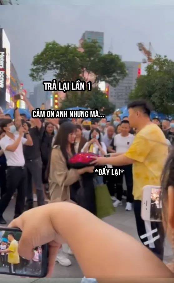 3 lần ép bạn gái phải nhận hoa tỏ tình, anh chàng nhận kết cục bẽ bàng giữa phố đông 3 3 lần ép bạn gái phải nhận hoa tỏ tình, anh chàng nhận kết cục bẽ bàng giữa phố đông 3