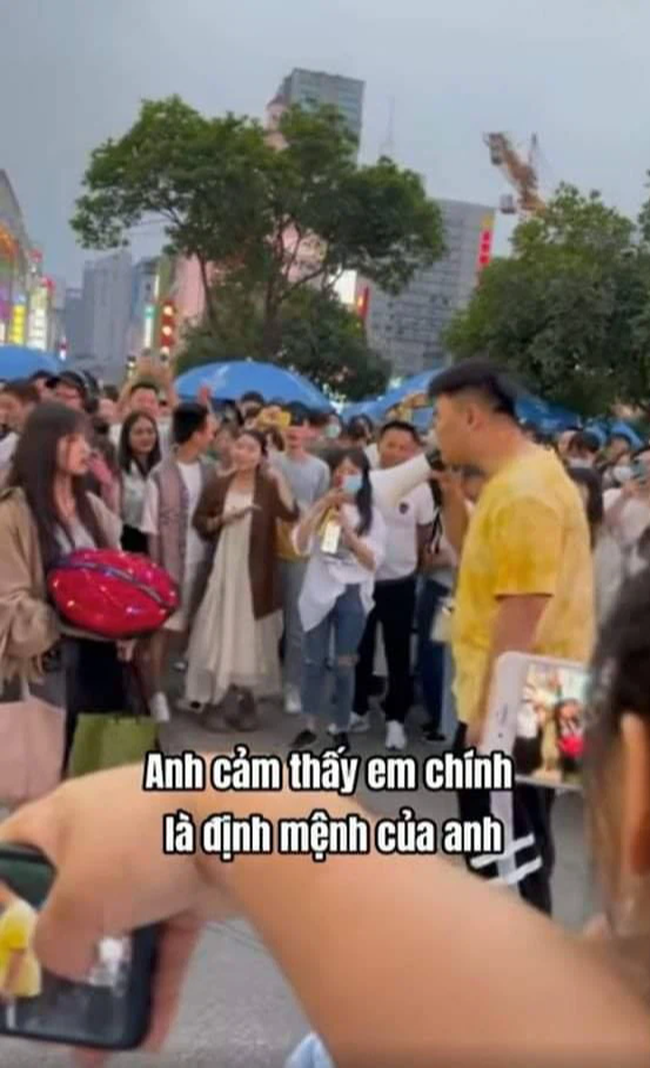 3 lần ép bạn gái phải nhận hoa tỏ tình, anh chàng nhận kết cục bẽ bàng giữa phố đông 2 3 lần ép bạn gái phải nhận hoa tỏ tình, anh chàng nhận kết cục bẽ bàng giữa phố đông 2