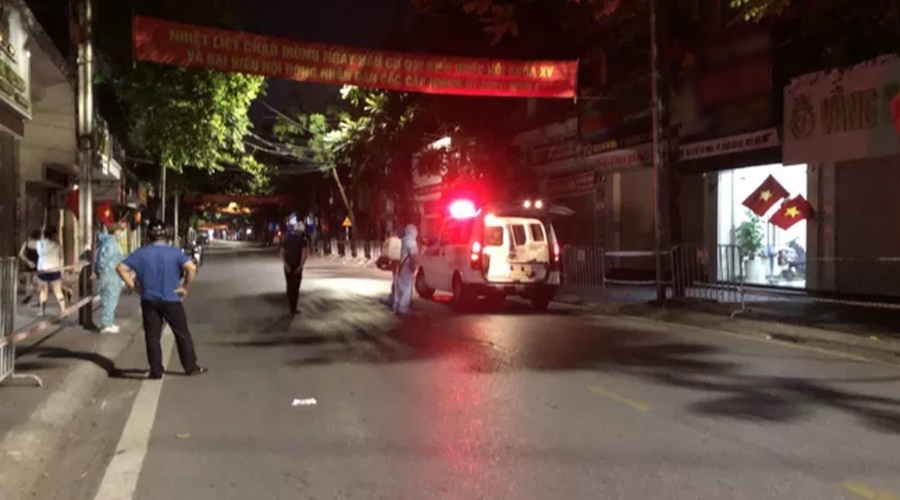 Cả vợ và chồng đều mắc Covid-19, lực lượng chức năng đưa đi điều trị thì cố thủ trong nhà suốt 2 tiếng 1 Cả vợ và chồng đều mắc Covid-19, lực lượng chức năng đưa đi điều trị thì cố thủ trong nhà suốt 2 tiếng 1