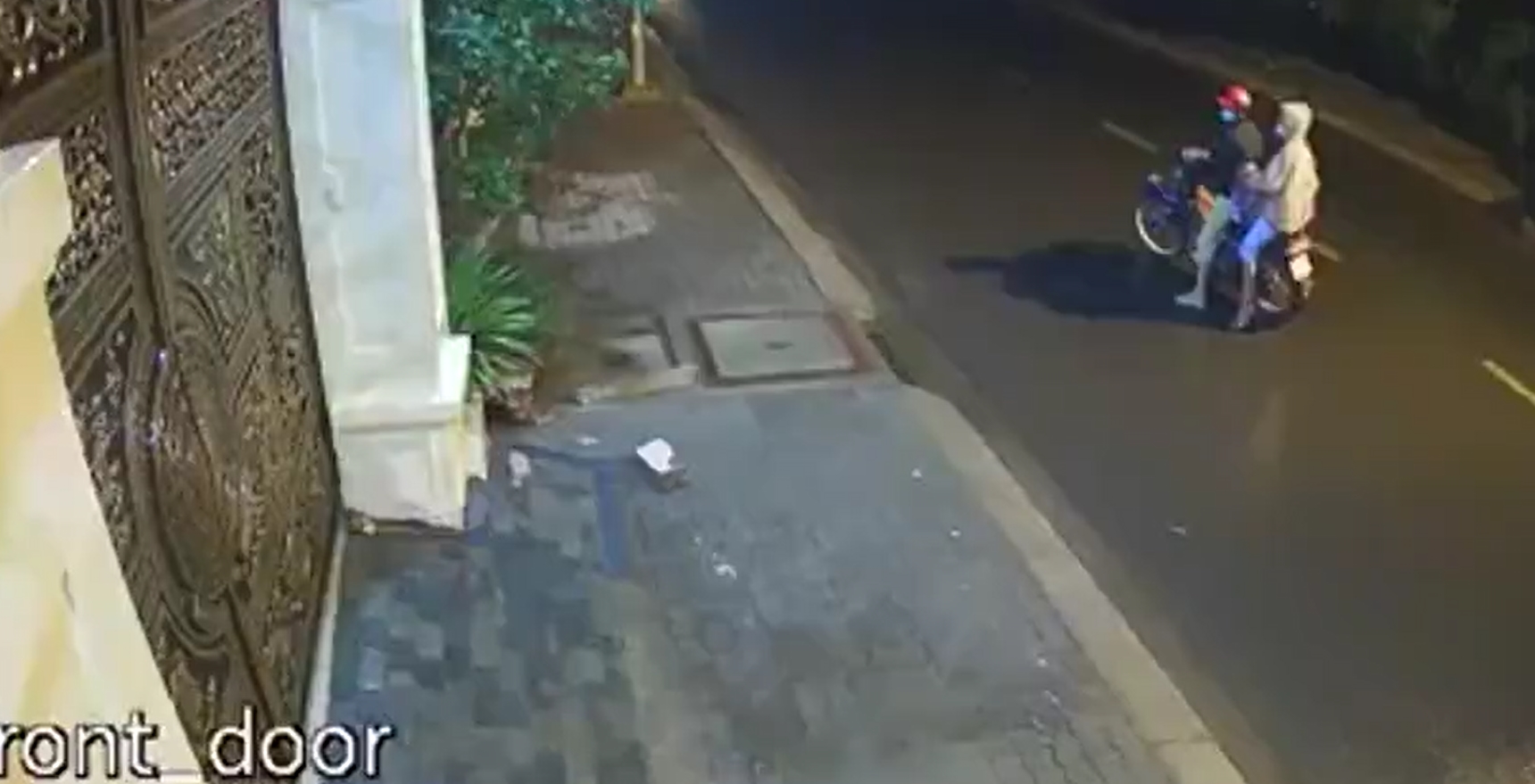 Người phụ nữ bế bé sơ sinh bỏ lại nhà dân giữa đêm mưa lạnh 1 Người phụ nữ bế bé sơ sinh bỏ lại nhà dân giữa đêm mưa lạnh 1