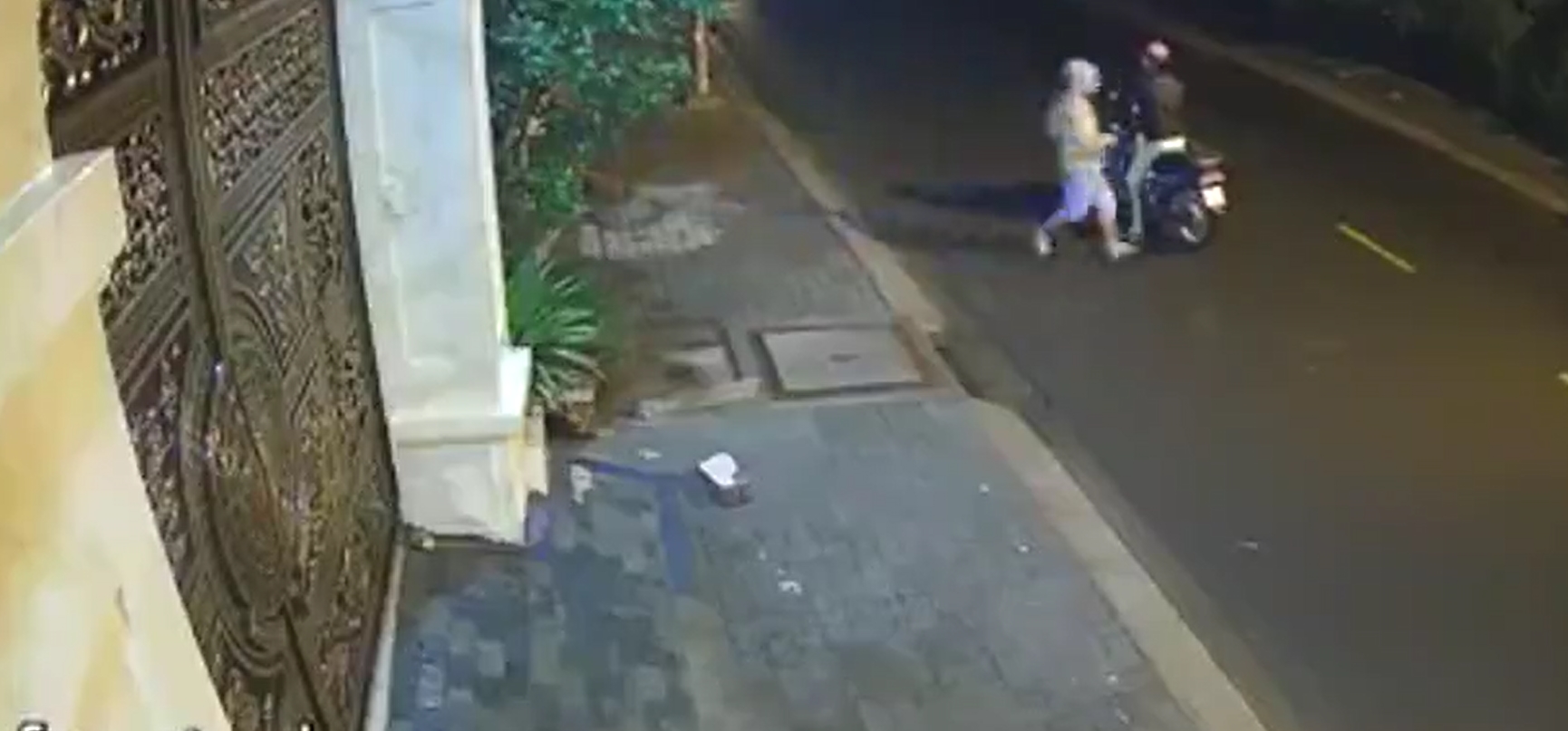 Người phụ nữ bế bé sơ sinh bỏ lại nhà dân giữa đêm mưa lạnh 3 Người phụ nữ bế bé sơ sinh bỏ lại nhà dân giữa đêm mưa lạnh 3