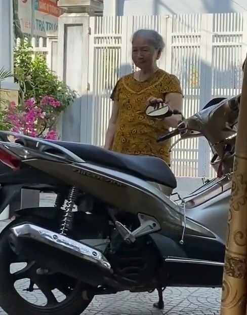 Nhớ con trai đã khuất, mẹ già hàng ngày vừa vuốt ve chiếc xe kỷ vật vừa bật khóc 3 Nhớ con trai đã khuất, mẹ già hàng ngày vừa vuốt ve chiếc xe kỷ vật vừa bật khóc 3