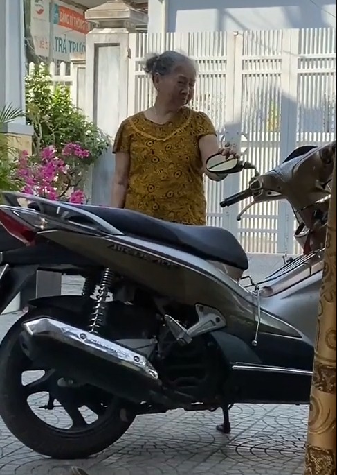Nhớ con trai đã khuất, mẹ già hàng ngày vừa vuốt ve chiếc xe kỷ vật vừa bật khóc 1 Nhớ con trai đã khuất, mẹ già hàng ngày vừa vuốt ve chiếc xe kỷ vật vừa bật khóc 1