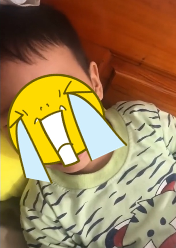 Con khóc ngằn ngặt, người mẹ vẫn thản nhiên nhún nhảy quay TikTok 2 Con khóc ngằn ngặt, người mẹ vẫn thản nhiên nhún nhảy quay TikTok 2
