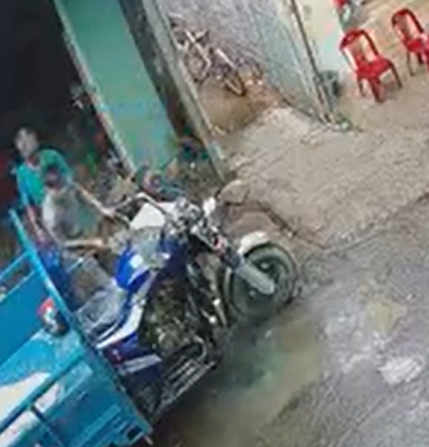 Hàn vào bình xăng gây cháy xe, gia chủ còn tạt thêm nước vào đám cháy khiến hàng xóm chạy toán loạn 2 Hàn vào bình xăng gây cháy xe, gia chủ còn tạt thêm nước vào đám cháy khiến hàng xóm chạy toán loạn 2