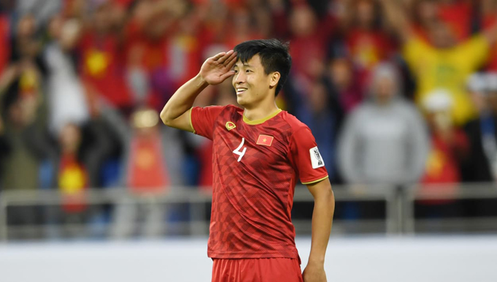 Ghi bàn quyết định tấm vé vào World Cup, người hùng ĐT Việt Nam có màn ăn mừng xúc động dưới lá cờ Tổ quốc 3 Ghi bàn quyết định tấm vé vào World Cup, người hùng ĐT Việt Nam có màn ăn mừng xúc động dưới lá cờ Tổ quốc 3
