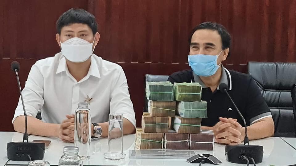 Quyền Linh cùng hội người yêu lan đóng góp 2 tỷ đồng chống dịch Covid-19 3 Quyền Linh cùng hội người yêu lan đóng góp 2 tỷ đồng chống dịch Covid-19 3