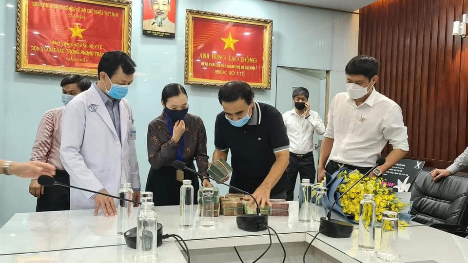 Quyền Linh cùng hội người yêu lan đóng góp 2 tỷ đồng chống dịch Covid-19 6 Quyền Linh cùng hội người yêu lan đóng góp 2 tỷ đồng chống dịch Covid-19 6