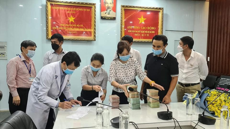 Quyền Linh cùng hội người yêu lan đóng góp 2 tỷ đồng chống dịch Covid-19 5 Quyền Linh cùng hội người yêu lan đóng góp 2 tỷ đồng chống dịch Covid-19 5