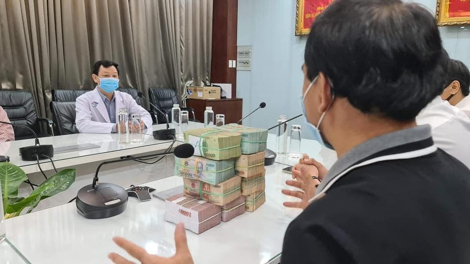 Quyền Linh cùng hội người yêu lan đóng góp 2 tỷ đồng chống dịch Covid-19 4 Quyền Linh cùng hội người yêu lan đóng góp 2 tỷ đồng chống dịch Covid-19 4