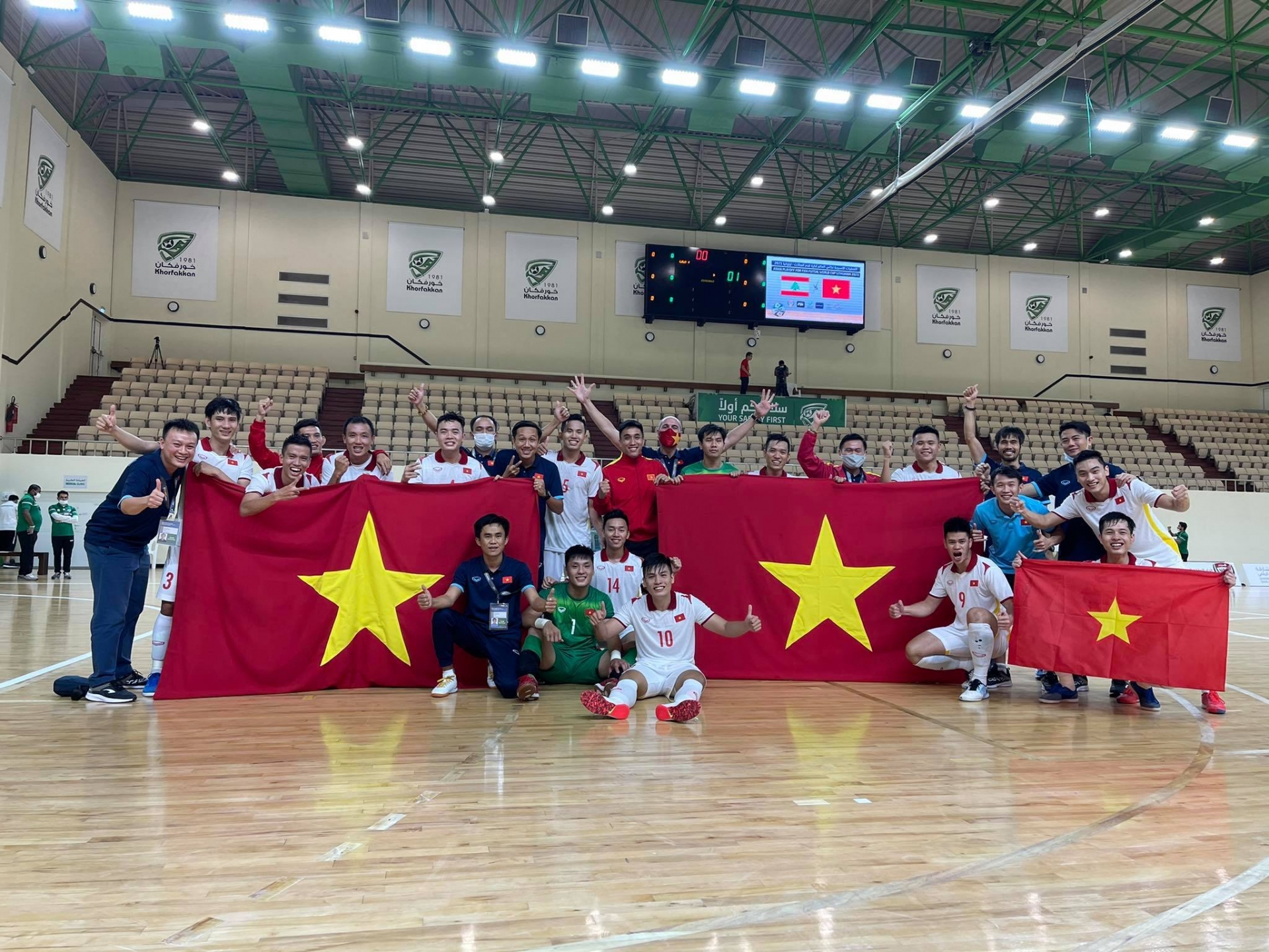 Vỡ òa tấm vé dự World Cup, ĐT Việt Nam hát vang 'Như có Bác Hồ trong ngày vui đại thắng' để ăn mừng 5