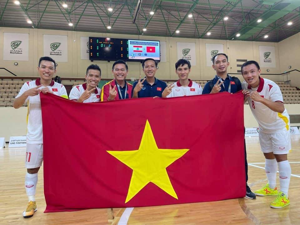 Vỡ òa tấm vé dự World Cup, ĐT Việt Nam hát vang 'Như có Bác Hồ trong ngày vui đại thắng' để ăn mừng 4 Vỡ òa tấm vé dự World Cup, ĐT Việt Nam hát vang 'Như có Bác Hồ trong ngày vui đại thắng' để ăn mừng 4