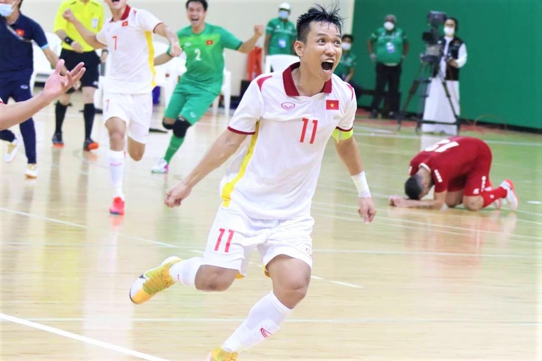 Vỡ òa tấm vé dự World Cup, ĐT Việt Nam hát vang 'Như có Bác Hồ trong ngày vui đại thắng' để ăn mừng 2 Vỡ òa tấm vé dự World Cup, ĐT Việt Nam hát vang 'Như có Bác Hồ trong ngày vui đại thắng' để ăn mừng 2