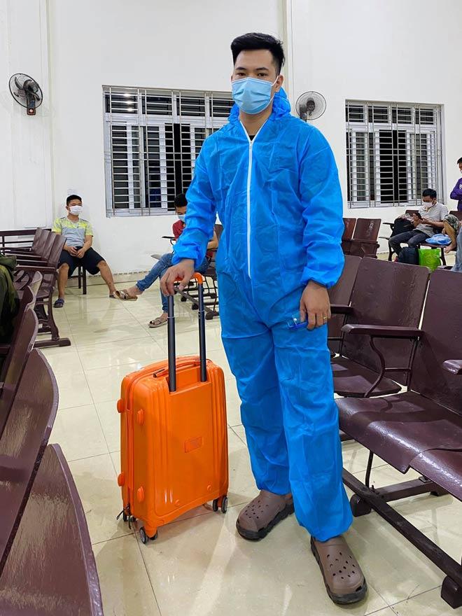 Vừa mới cưới được 3 ngày, chú rể đã phải tạm biệt cô dâu để đi cách ly tập trung 2 Vừa mới cưới được 3 ngày, chú rể đã phải tạm biệt cô dâu để đi cách ly tập trung 2