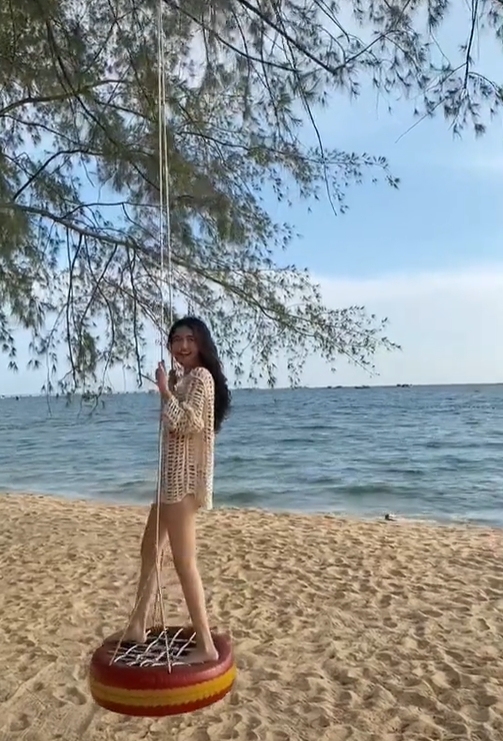 Xuất hiện thêm hàng loạt hình ảnh của Anh Thư trên bãi biển hậu ồn ào 8 Xuất hiện thêm hàng loạt hình ảnh của Anh Thư trên bãi biển hậu ồn ào 8