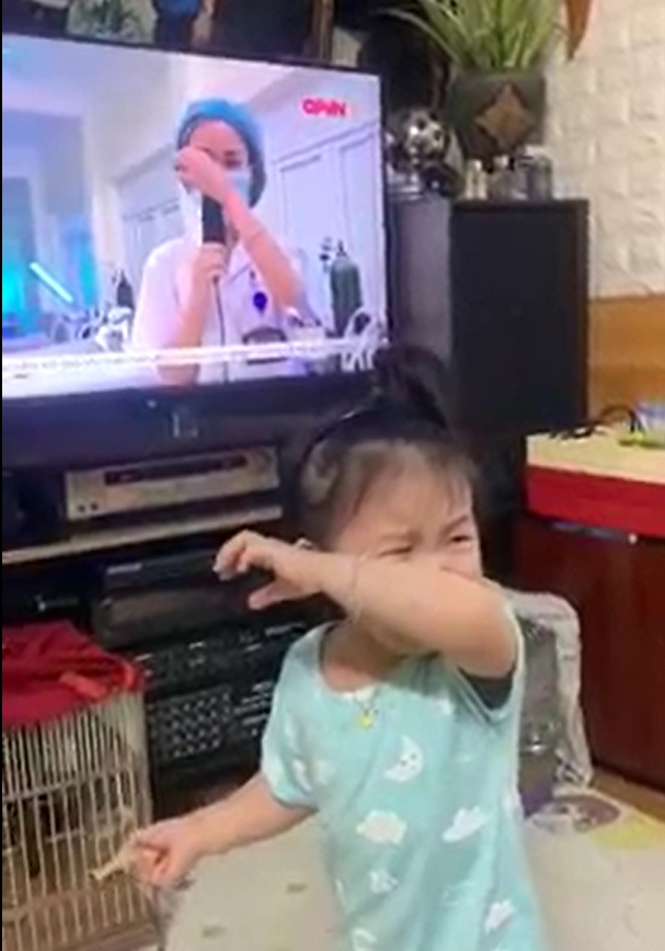 Thấy mẹ đang chi viện chống dịch Covid-19 xuất hiện trên TV, bé gái khóc nức nở giơ tay đòi bế 2 Thấy mẹ đang chi viện chống dịch Covid-19 xuất hiện trên TV, bé gái khóc nức nở giơ tay đòi bế 2