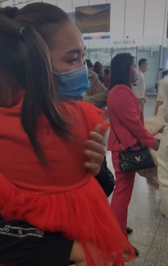 Nghẹn ngào cảnh con gái khóc ngặt, níu kéo trong ngày mẹ đi xuất khẩu lao động 5 Nghẹn ngào cảnh con gái khóc ngặt, níu kéo trong ngày mẹ đi xuất khẩu lao động 5