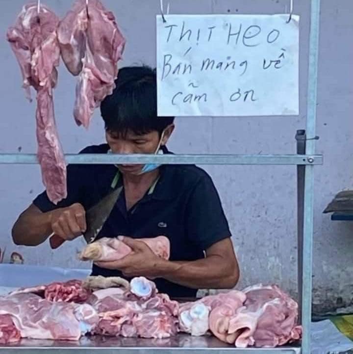 Thịt heo mang về, cắt tóc mang về và loạt biển bán hàng khiến dân mạng 'rối não' trong mùa dịch 2 Thịt heo mang về, cắt tóc mang về và loạt biển bán hàng khiến dân mạng 'rối não' trong mùa dịch 2