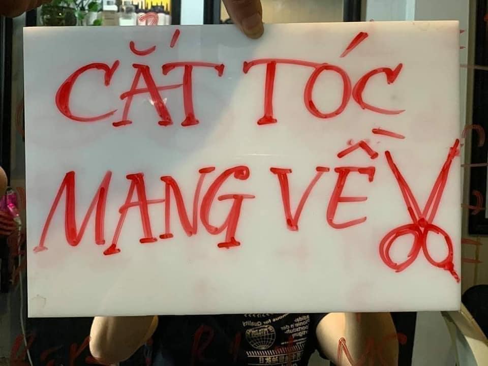 Thịt heo mang về, cắt tóc mang về và loạt biển bán hàng khiến dân mạng 'rối não' trong mùa dịch 3 Thịt heo mang về, cắt tóc mang về và loạt biển bán hàng khiến dân mạng 'rối não' trong mùa dịch 3