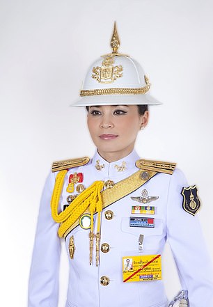 Nhan sắc Hoàng hậu Thái Lan khi mặc quân phục 11