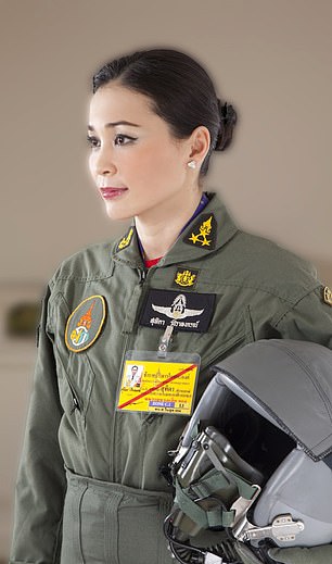 Nhan sắc Hoàng hậu Thái Lan khi mặc quân phục 7