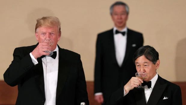 Trump nhăn nhó vì đồ uống trong quốc yến Nhật Bản 1