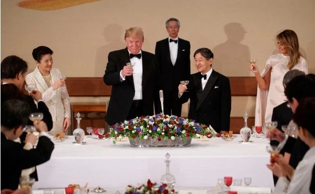 Trump nhăn nhó vì đồ uống trong quốc yến Nhật Bản 3