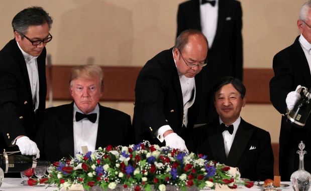 Trump nhăn nhó vì đồ uống trong quốc yến Nhật Bản 4